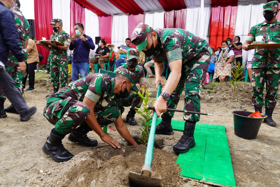 Didampingi Danrem 022/PT, Pangdam I/BB lakukan Pencanangan Penghijauan DTA Danau Toba