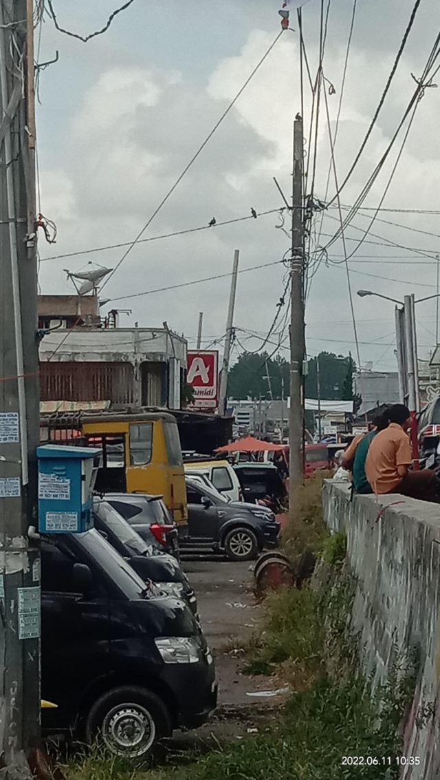 Tiang Listrik Miring, Ancam Keselamatan Warga di Pasar Siborongborong