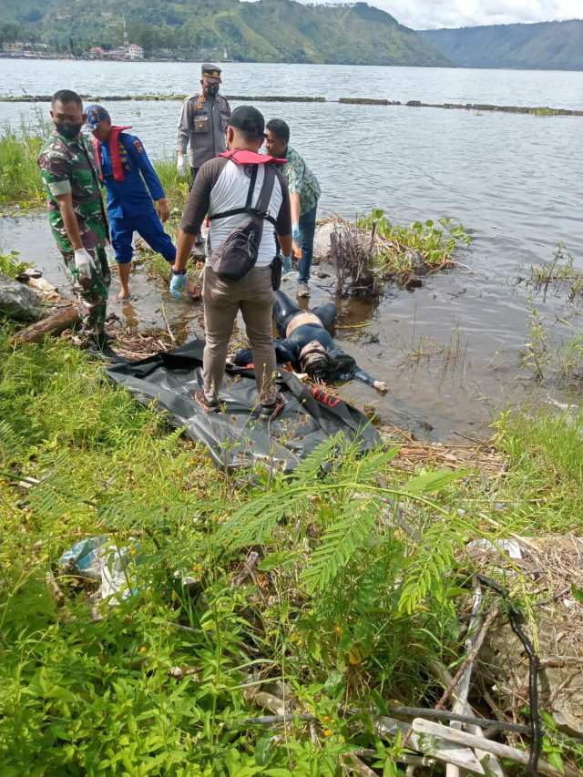 Jasad tanpa Identitas di Temukan Dipinggiran Danau Toba