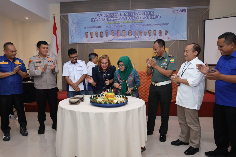 Susanti Terima Penghargaan di Acara Workshop dan Perayaan HUT ke-6 SMSI