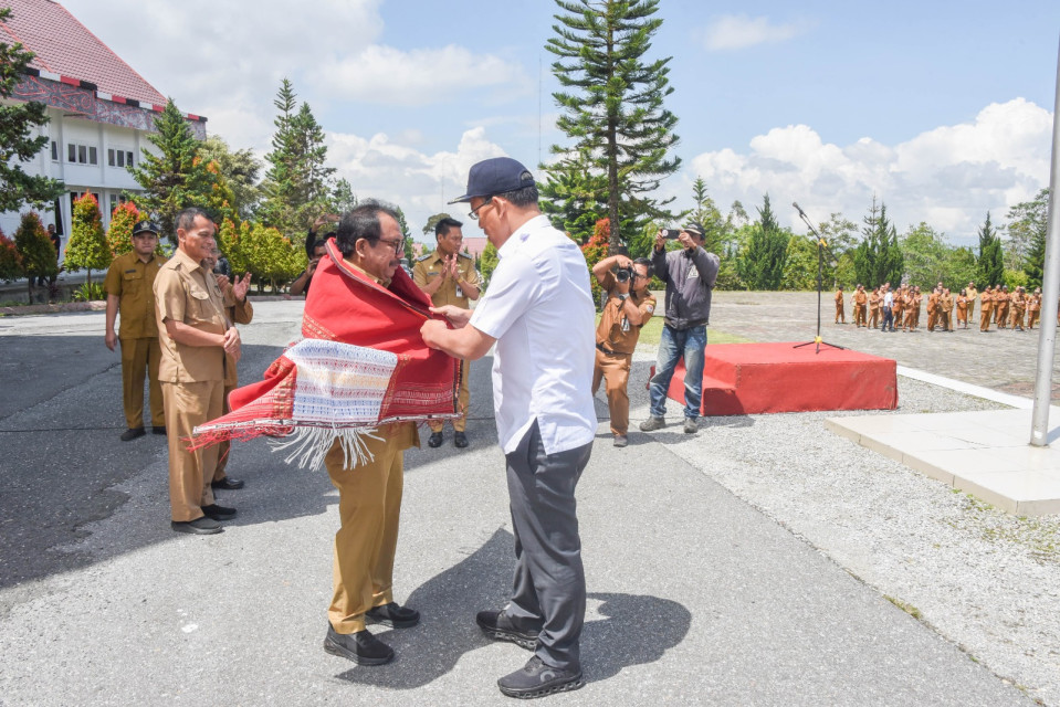 Sekdakab Humbahas Tonny Sihombing Purna Bakti