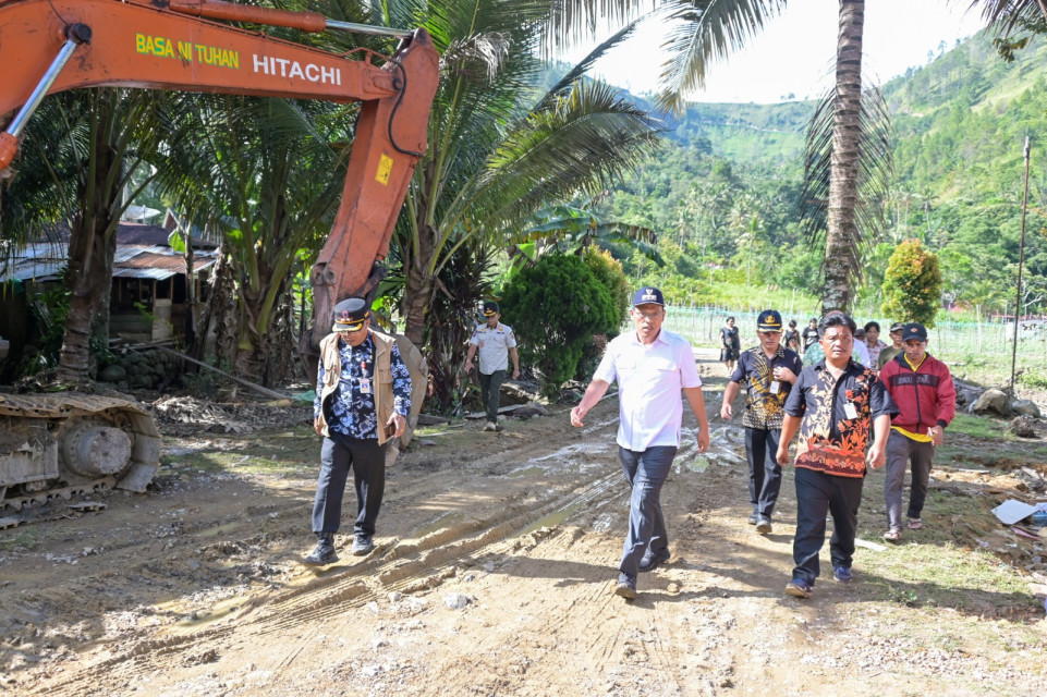 Bupati Humbahas Tinjau Lokasi Banjir di Baktiraja