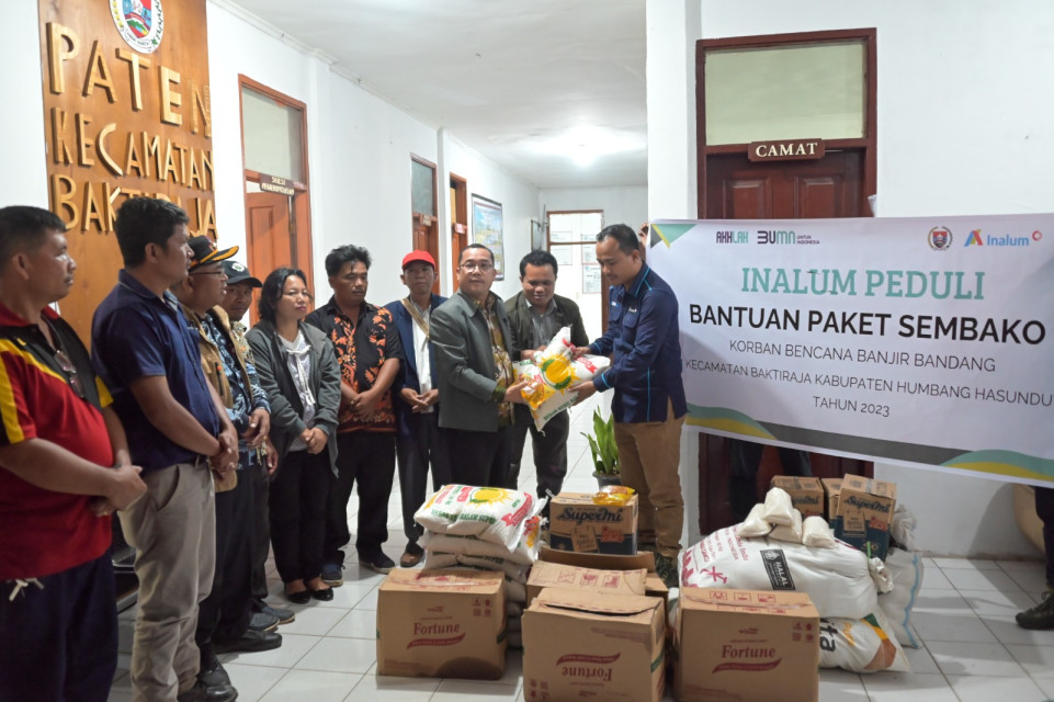 Inalum Serahkan Bantuan Sembako Terkena Banjir di Baktiraja