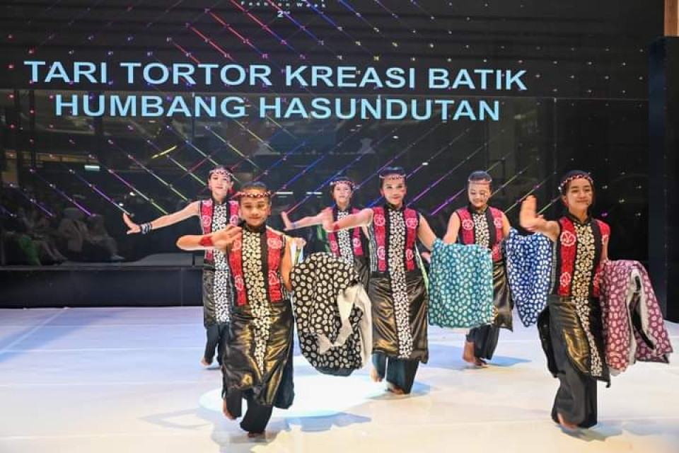 Tortor Kreasi Batik Humbahas Tampil di SFW 2023