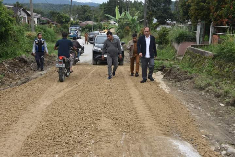 Bupati Humbahas Tinjau Progres Pembangunan Jalan Pusuk-Parlilitan