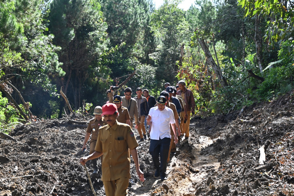 Bupati Humbahas Telusuri Lokasi Diduga Penyebab Longsor di Desa Simangulampe