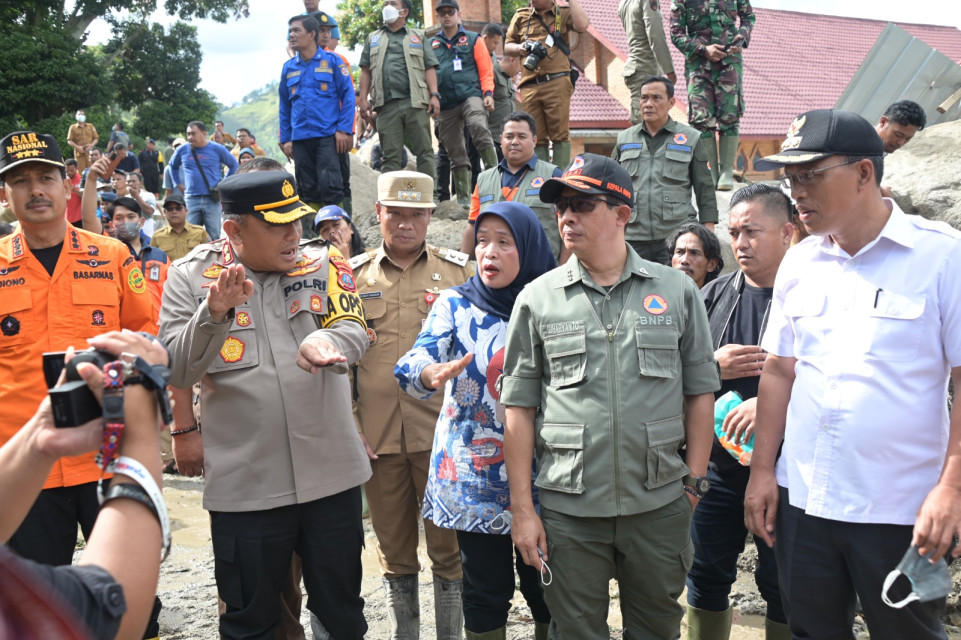 Kepala BNPB Tinjau Lokasi Banjir Bandang dan Longsor di Humbahas